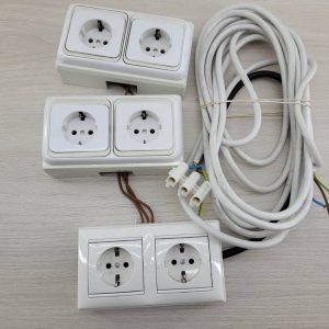 3 TOMAS DE CORRIENTE DE SUPERFICIE