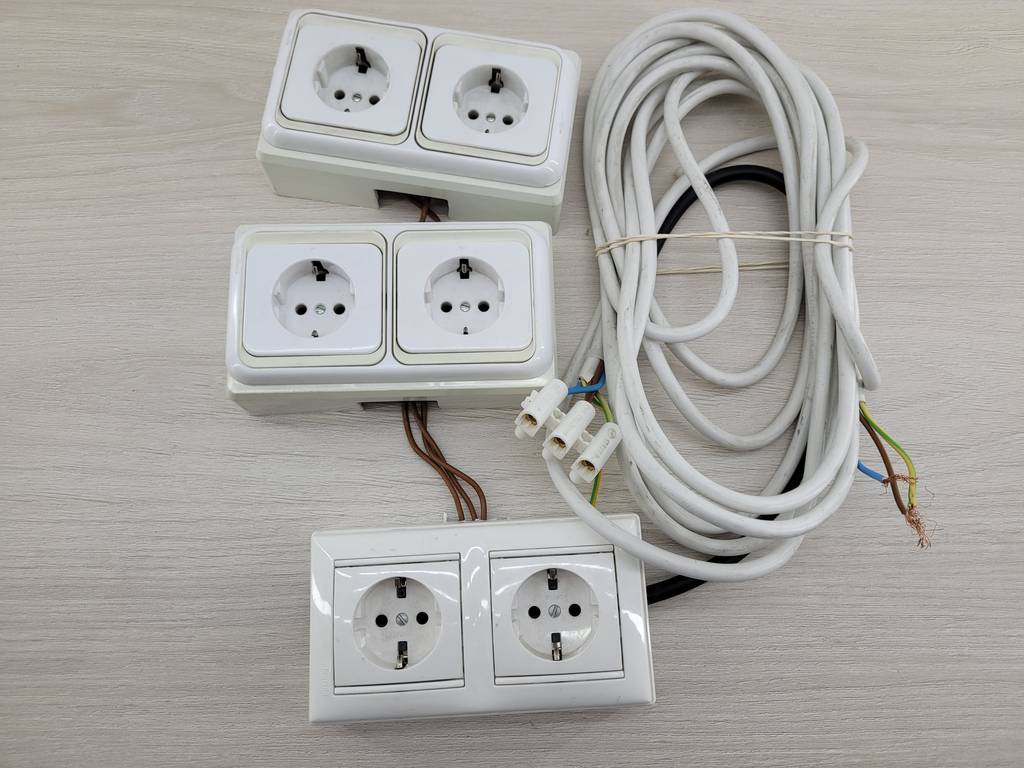 3 TOMAS DE CORRIENTE DE SUPERFICIE