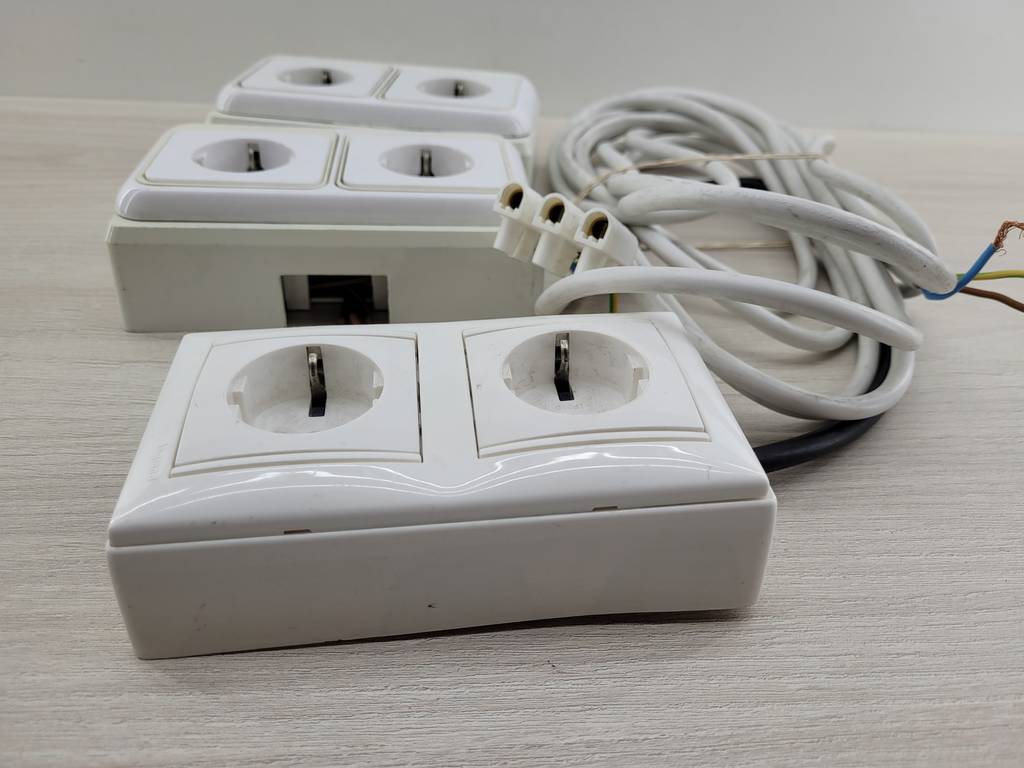 3 TOMAS DE CORRIENTE DE SUPERFICIE - Imagen 2