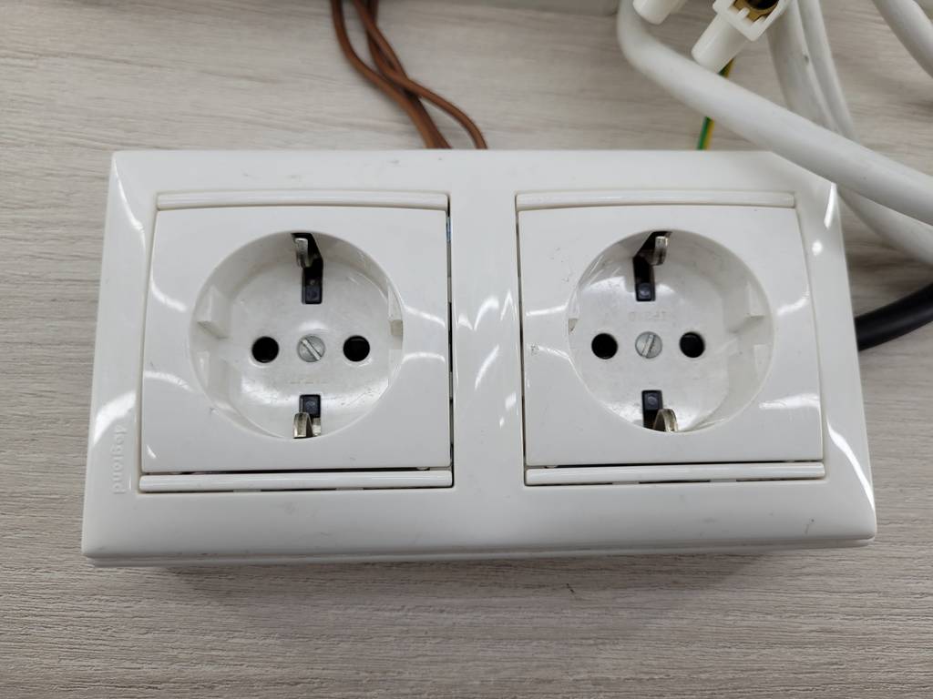 3 TOMAS DE CORRIENTE DE SUPERFICIE - Imagen 4