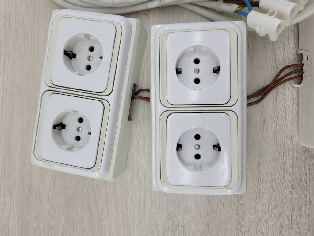 3 TOMAS DE CORRIENTE DE SUPERFICIE - Imagen 3