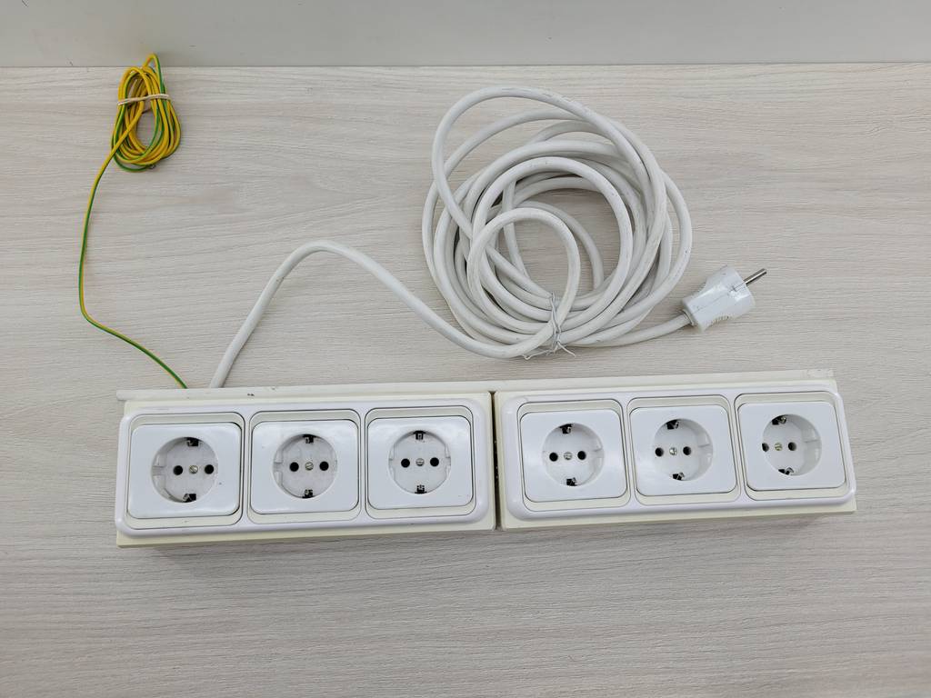 2 ENCHUFES TRIPLES DE SUPERFICIE