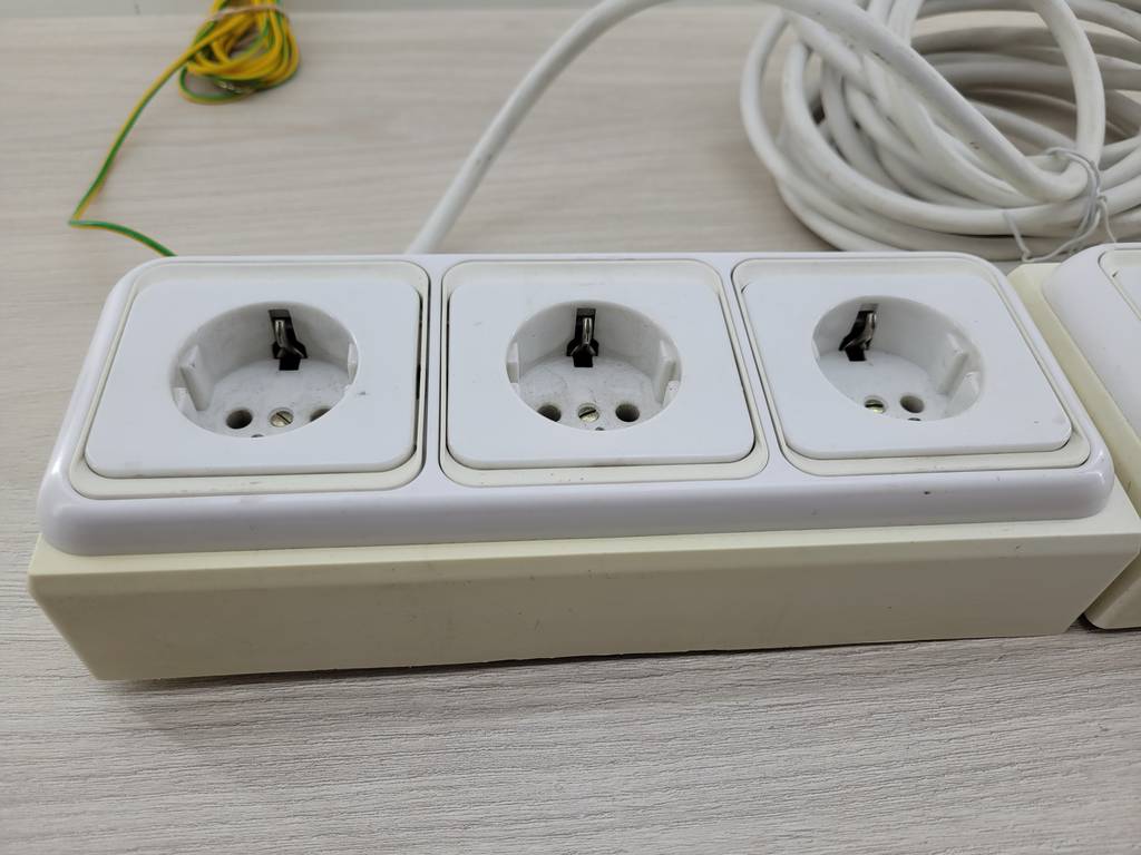 2 ENCHUFES TRIPLES DE SUPERFICIE - Imagen 3
