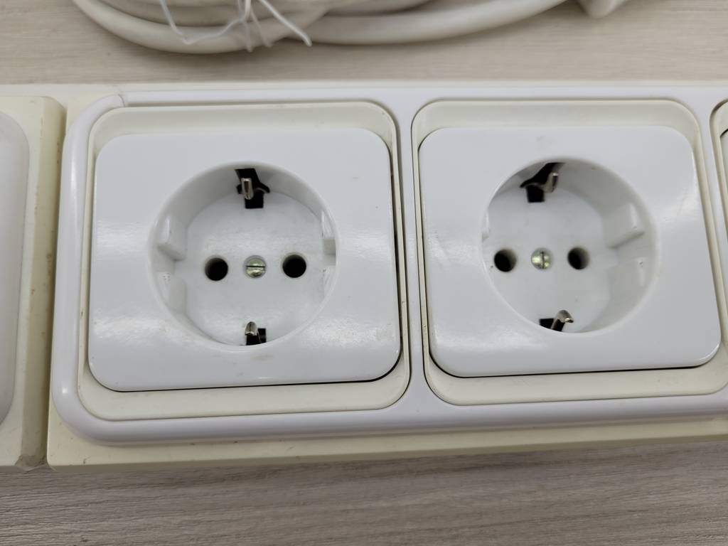 2 ENCHUFES TRIPLES DE SUPERFICIE - Imagen 4